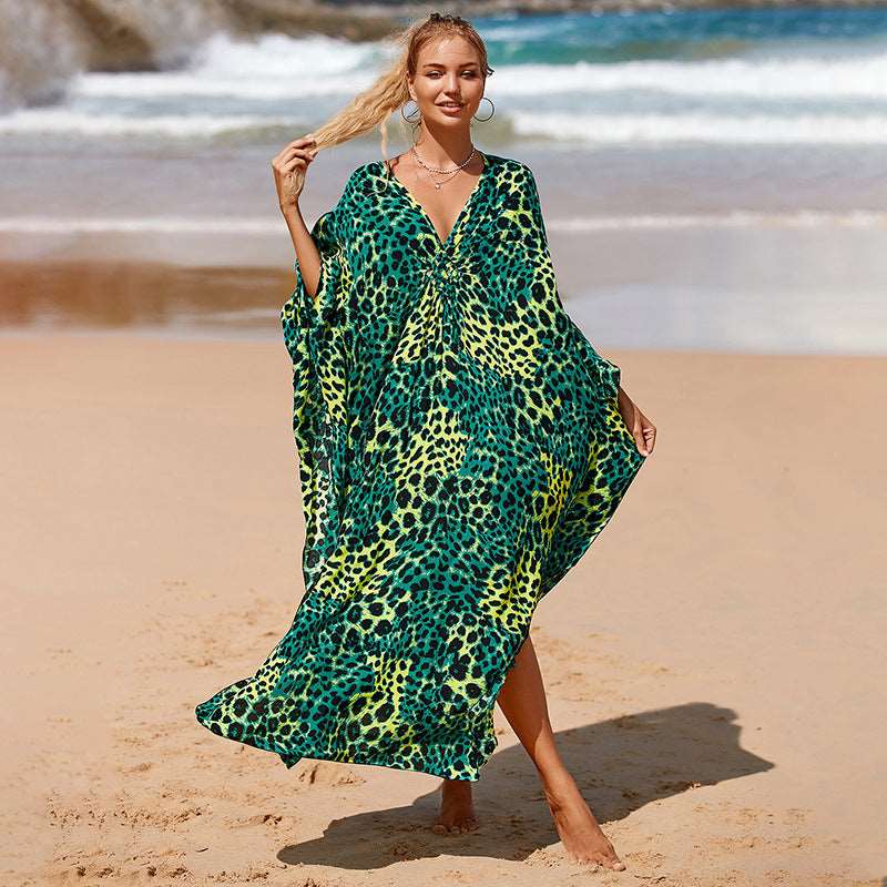 Elegant bikini cover-up kjole i lett, luftig stoff, perfekt for strandbruk. Designet med en moderne silhuett og delikate detaljer, ideell for å skape et stilfullt utseende ved bassenget eller stranden.