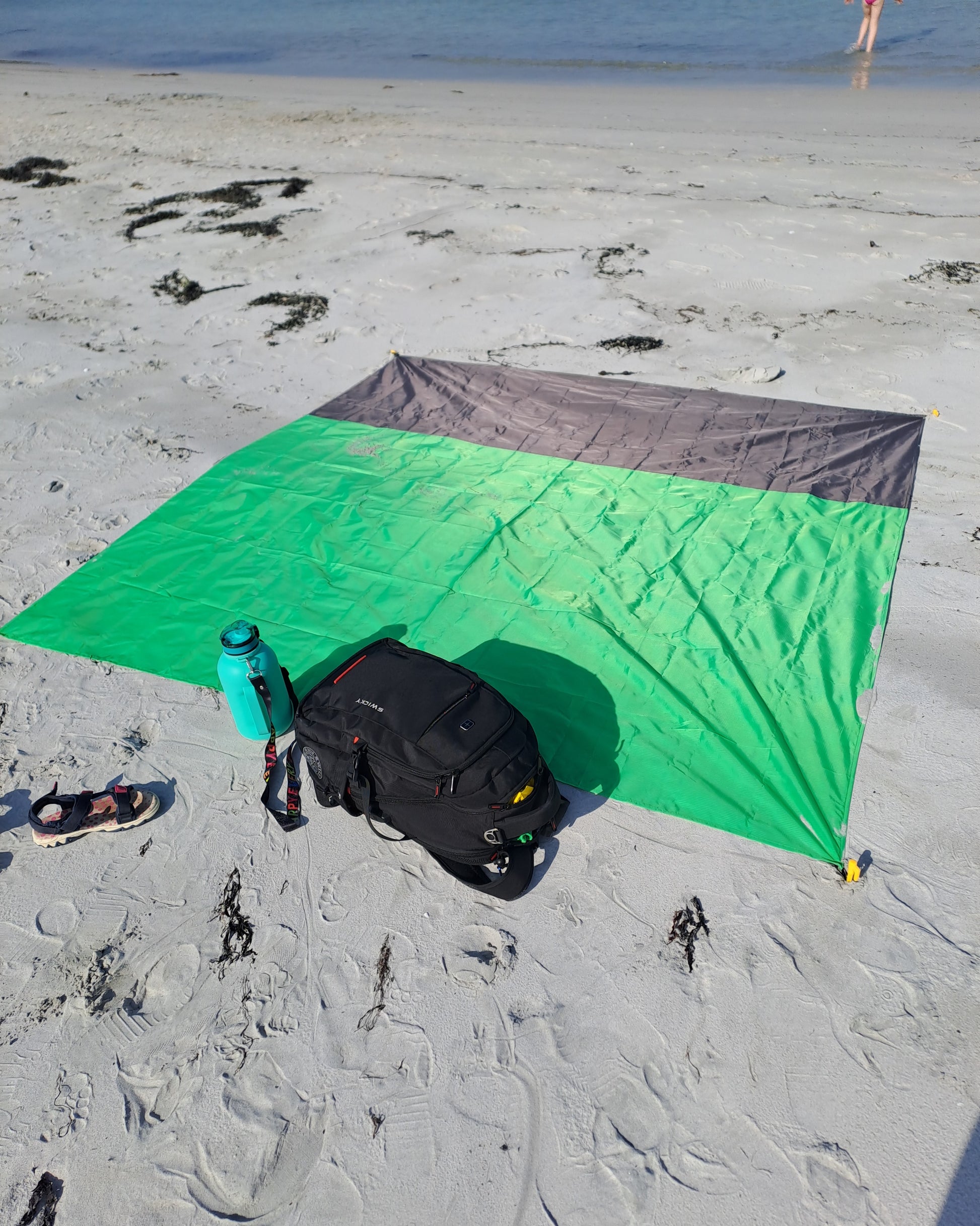 Grønn, vanntett strandmatte laget av slitesterkt materiale, ideell for pikniker og strandbesøk. Designet for å være lett å rengjøre og transportere, gir komfort og beskyttelse mot fuktighet