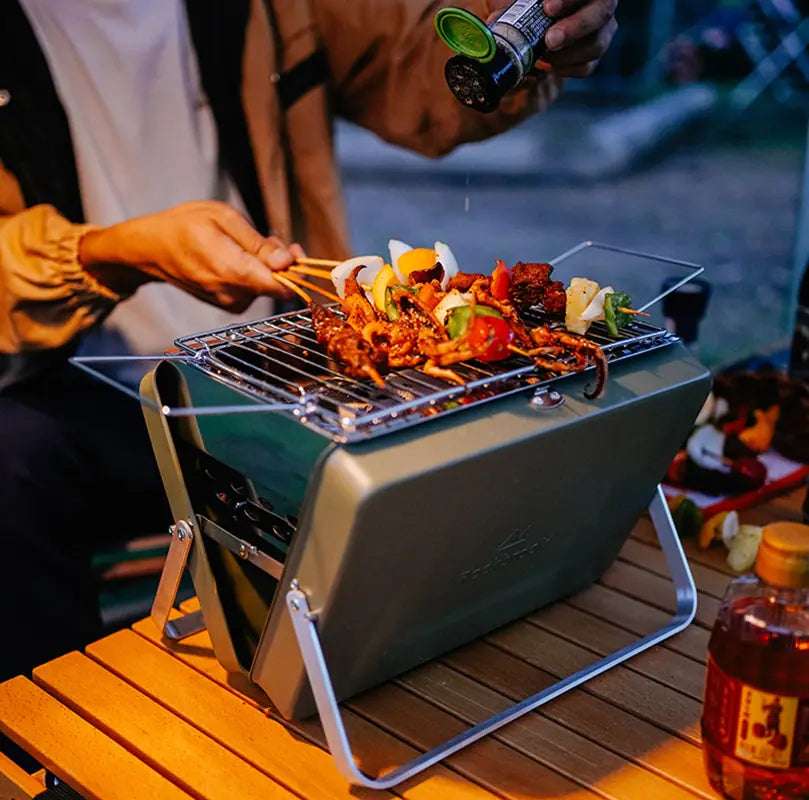 Sammenleggbar og bærbar grill, ideell for utendørs grilling og camping, lett å transportere og oppbevare